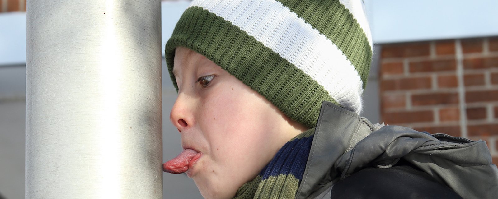 Quoi faire si votre enfant s'est collé la langue sur un poteau en hiver