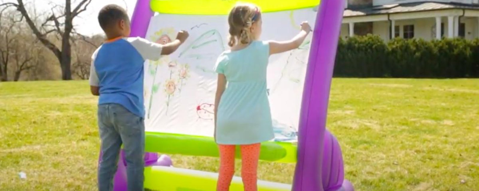 Un beau cadeau à faire aux enfants cet été: un chevalet gonflable!
