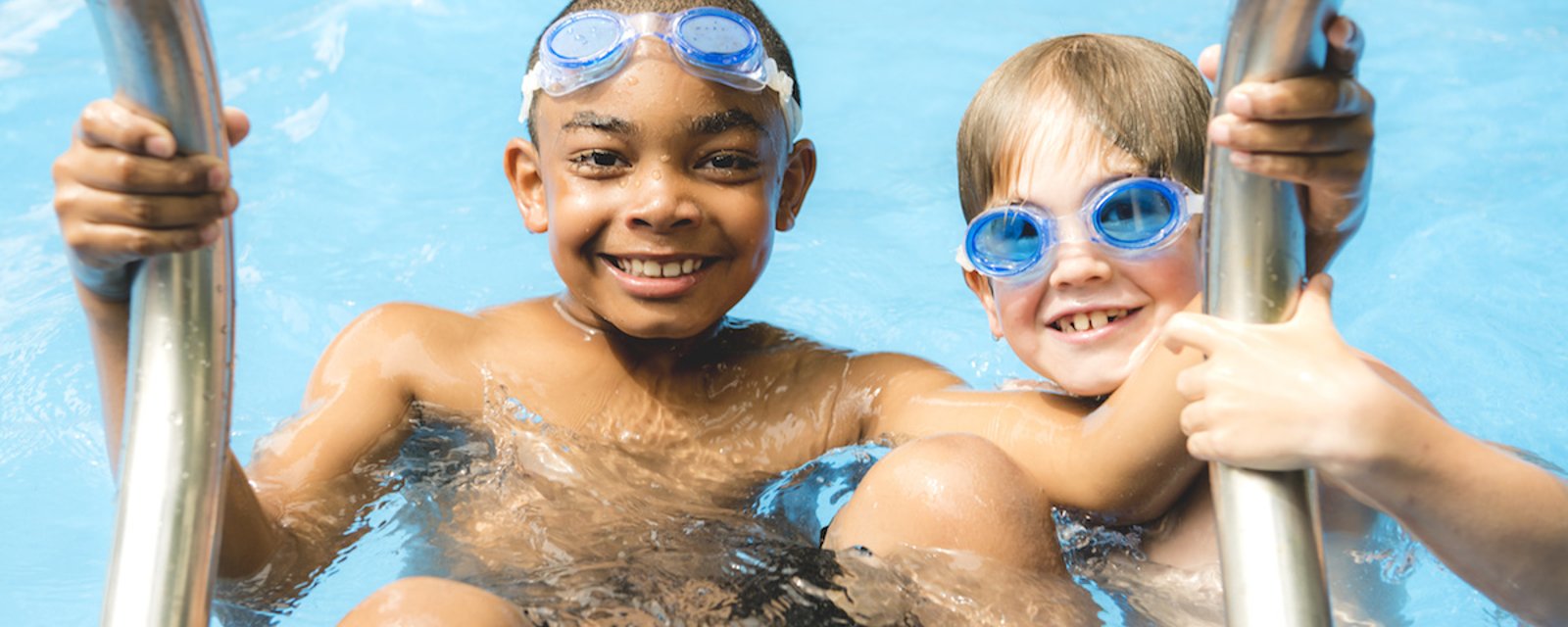 20 idées de jeux pour vous amuser dans la piscine en famille tout l’été