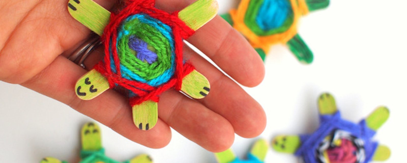 Comment fabriquer d'adorables tortues avec des bâtons de popsicles et du fil
