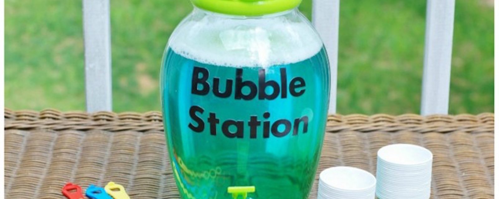 Pour amuser les enfants cet été, on fabrique une station de bulles!