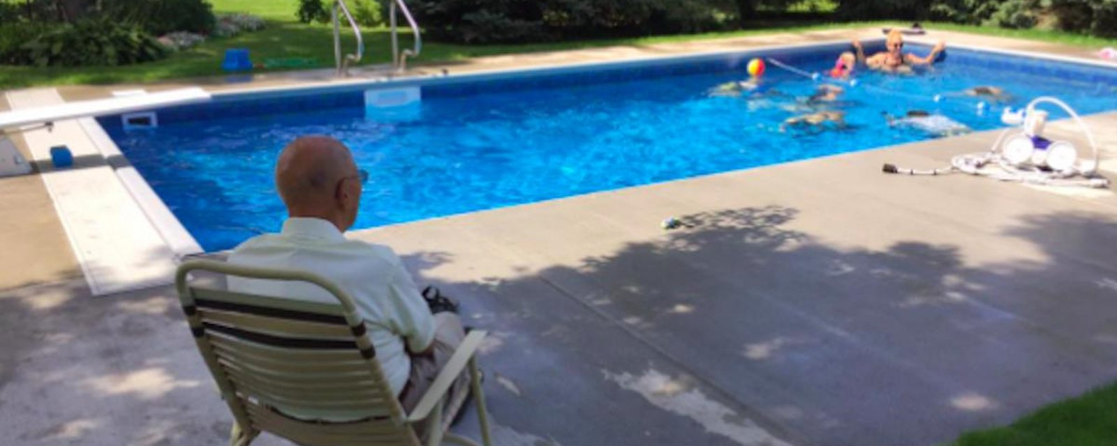 Un homme âgé à fait construire une piscine dans sa cour pour tous les enfants du quartier
