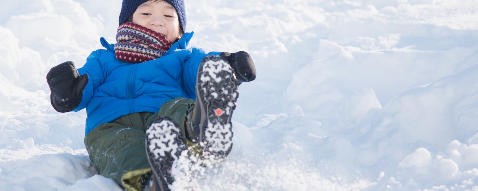 Le froid ne rend pas les enfants malades: envoyons-les jouer dehors!