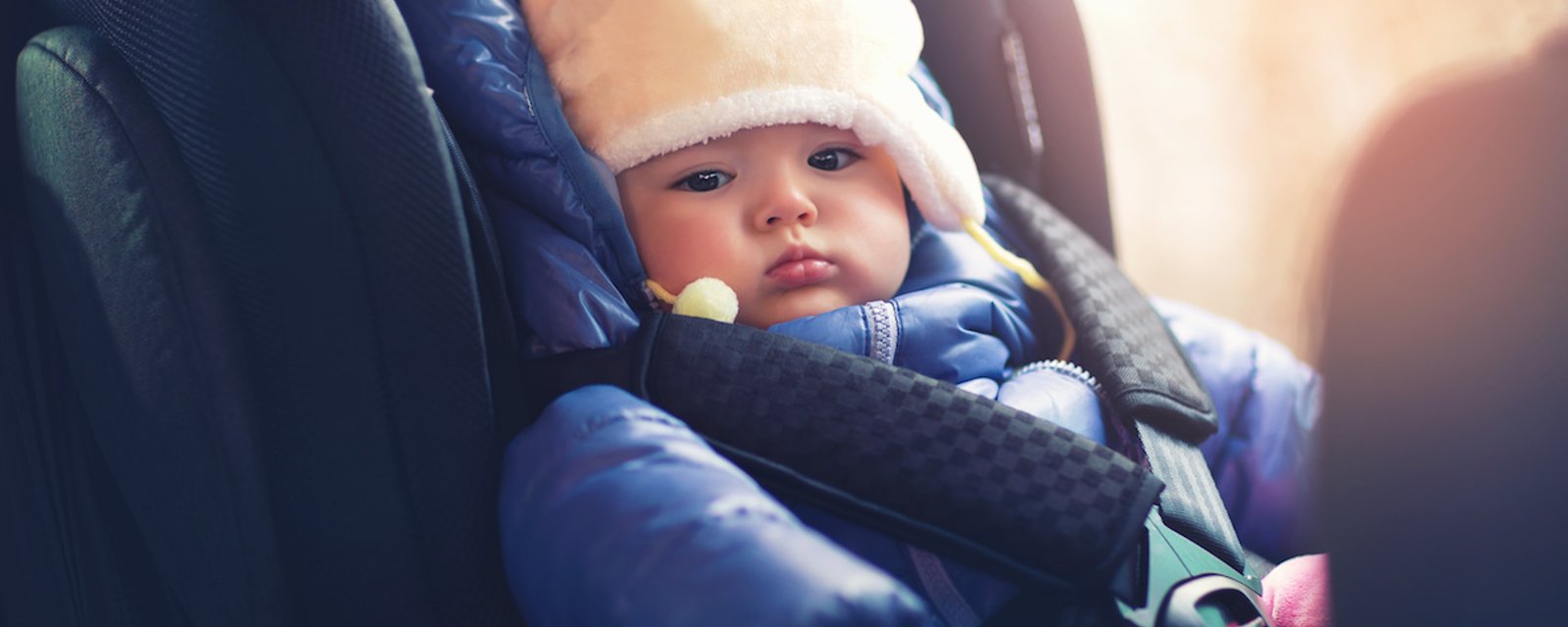 Peut-on laisser son manteau d’hiver à un enfant dans son siège d’auto, ou pas?