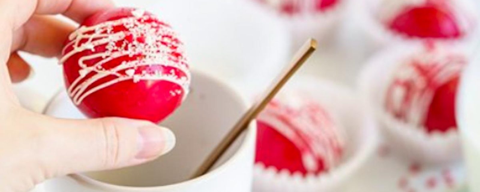 Une douceur de Saint-Valentin: les bombes Red Velvet pour chocolat chaud!