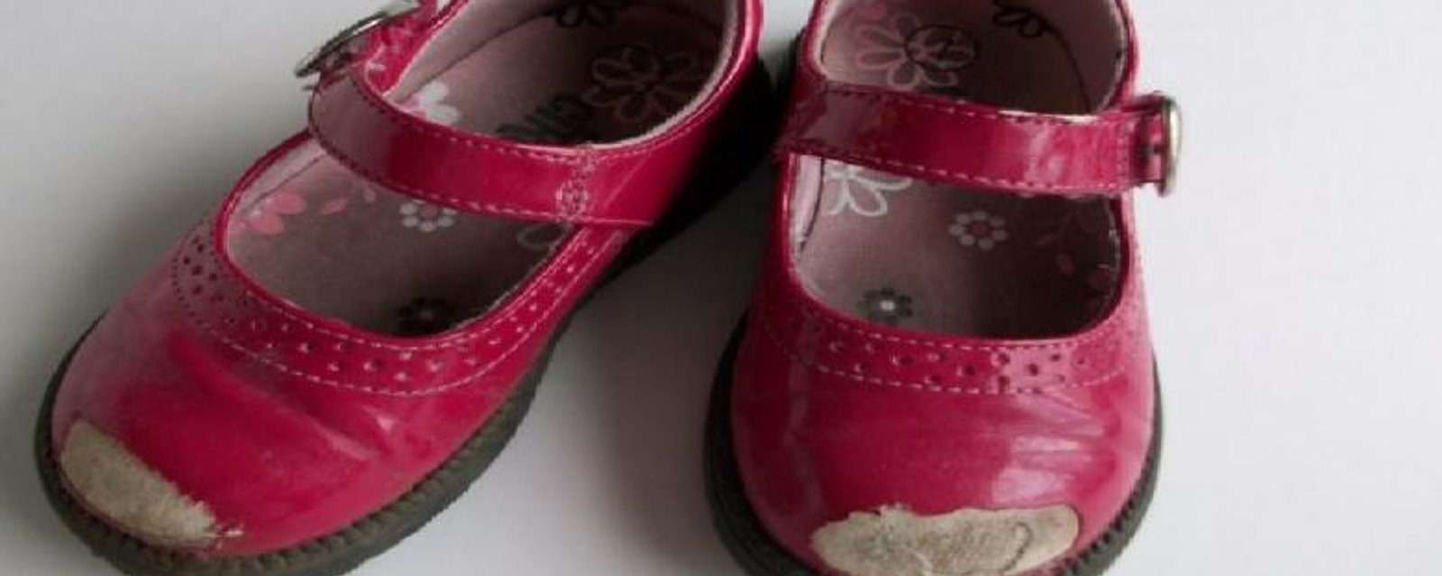 Les enfants font la vie dure aux chaussures: Voici un truc astucieux pour les réparer sans dépenser un rond