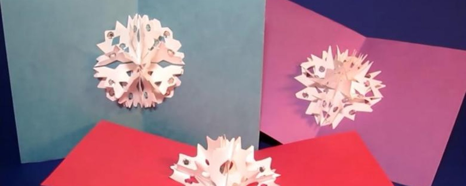 Bricolez de belles cartes de voeux flocons de neige qui s'ouvrent en 3D, avec les enfants!