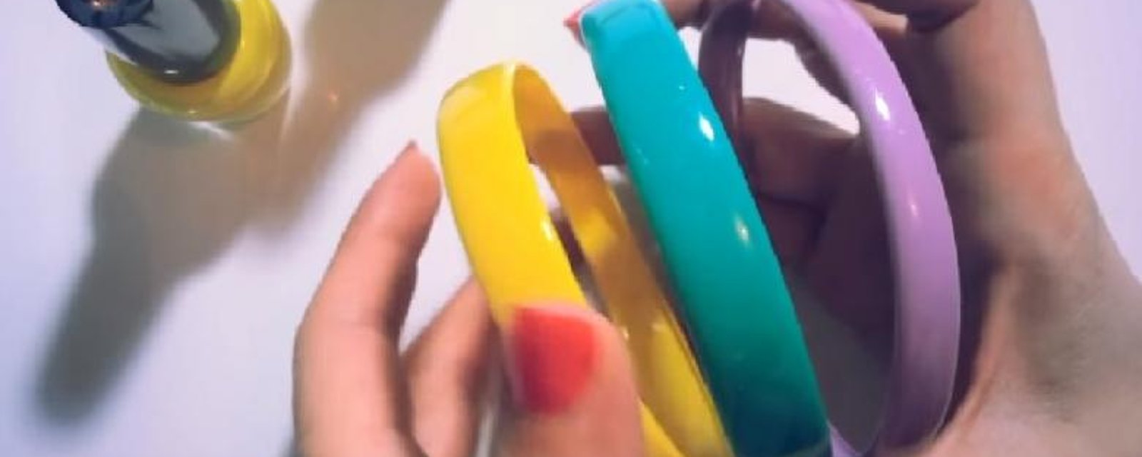 BRICO ÉCOLO : Découvrez comment fabriquer des bracelets MODE avec des bouteilles en plastique et du vernis à ongles