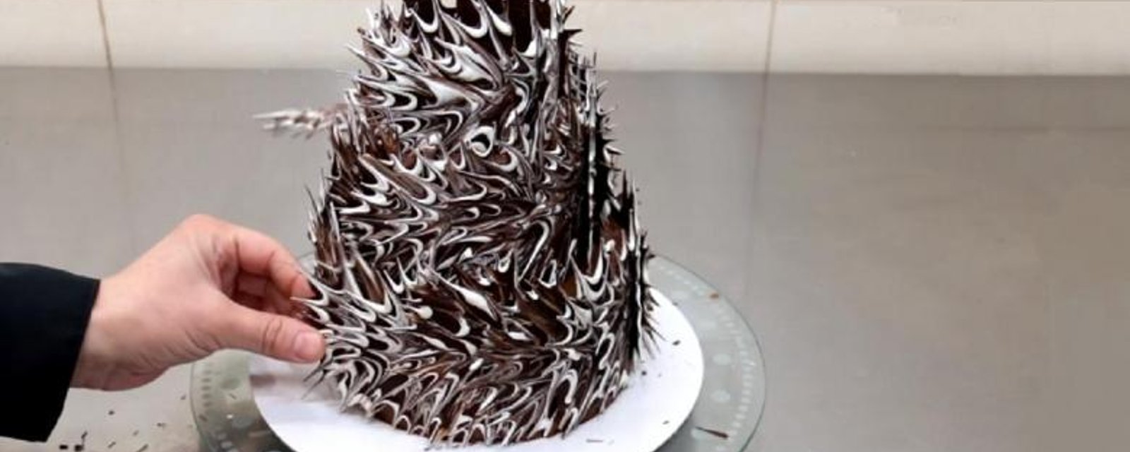 Son incroyable et surprenante façon de décorer ce gâteau vous étonnera, tellement c'est facile! 