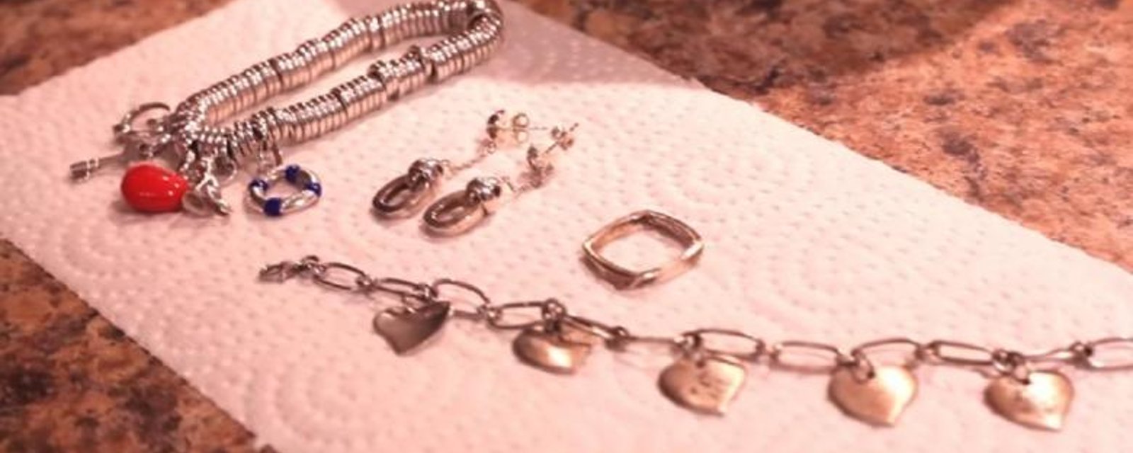 Le secret pour éliminer rapidement et facilement le ternissement sur les bijoux en argent! 