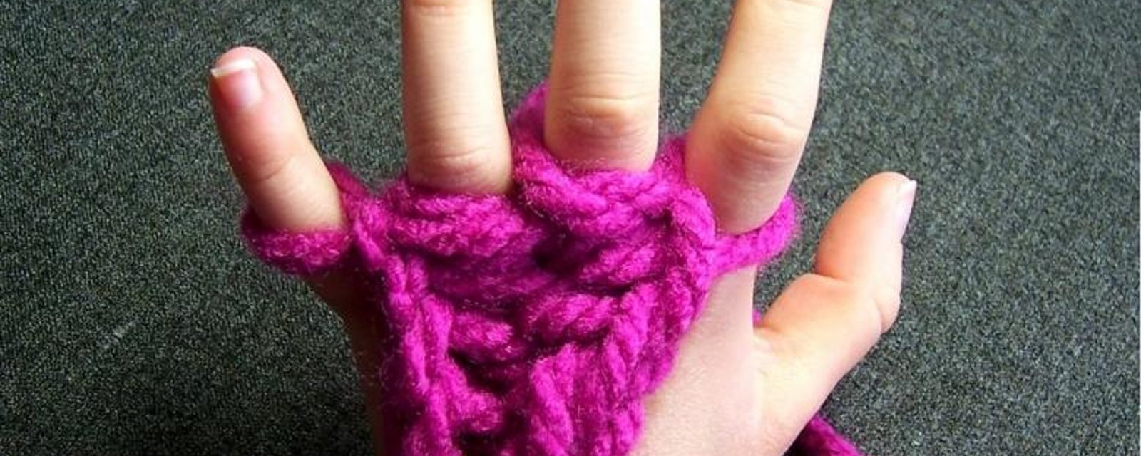 Tricoter avec les doigts! Une activité pour les petits! 