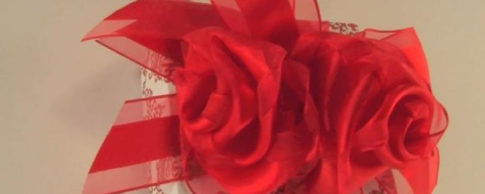 Avec un ruban, découvrez comment faire un chou décoratif en forme de rose (tutoriel)