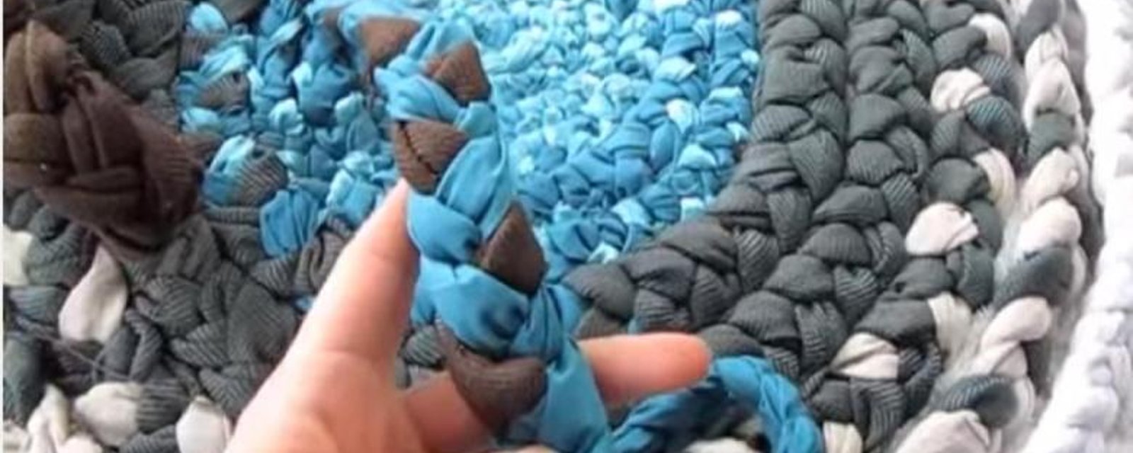 Sa technique pour fabriquer un tapis tout en tissus, ne pourrait être plus simple! 