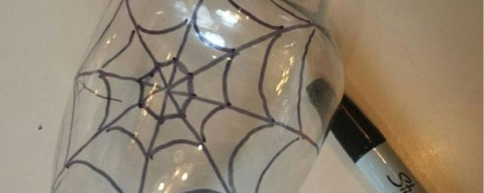 Elle a d'abord tracé une toile d'araignée sur une vase du Dollarama! Vous voudrez tous en faire un!!! 