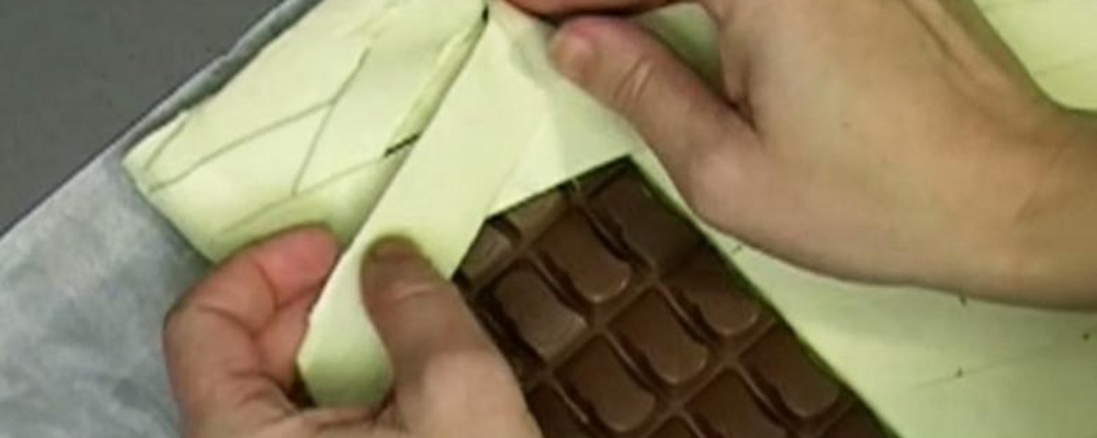 En plaçant du chocolat sur une pâte feuilletée, vous pourrez vous aussi réaliser ce dessert! 