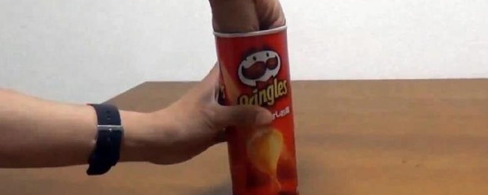 Une astuce brillante pour manger des Chips Pringles! 