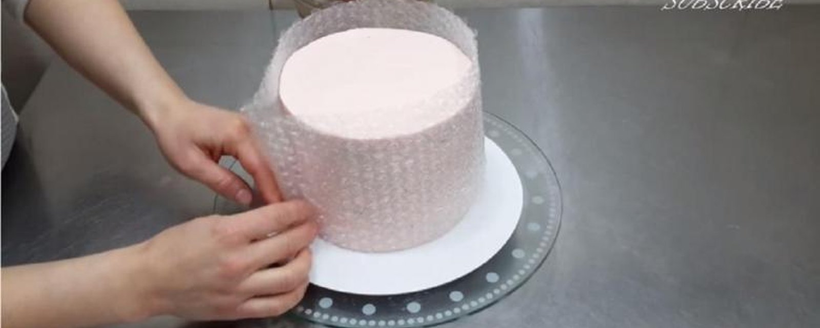 Elle enroule son gâteau dans du papier bulle, ce qu'elle a créé est tout simplement démentiel! 