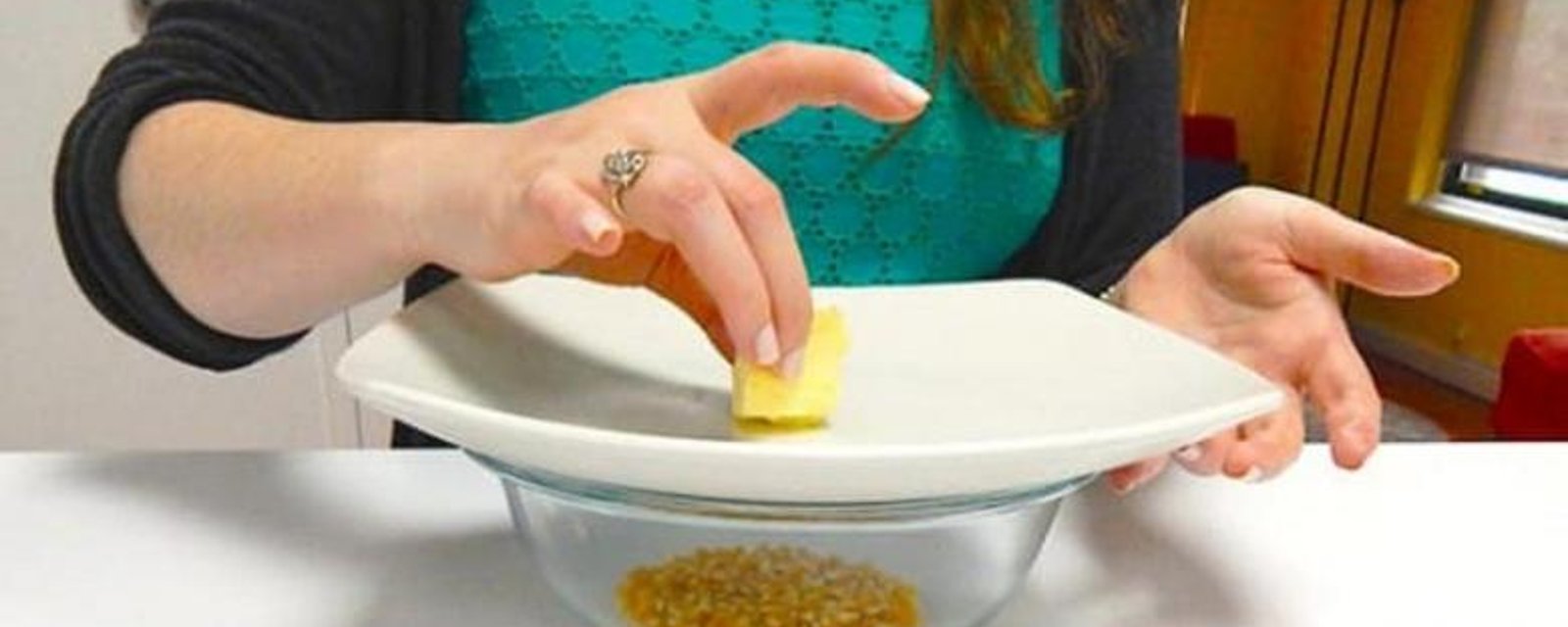 En plaçant un cube de beurre sur une assiette, elle réinvente la façon de faire cuire le popcorn! 