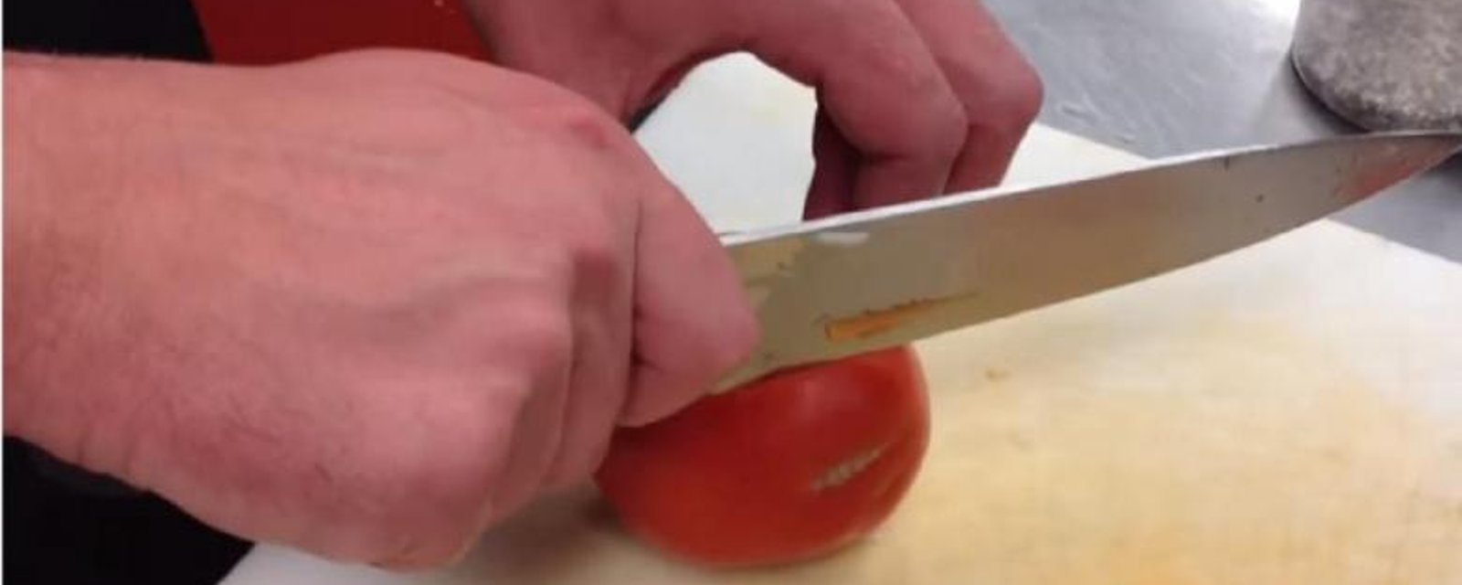 Complètement géniale cette technique pour couper des tomates en dés! 