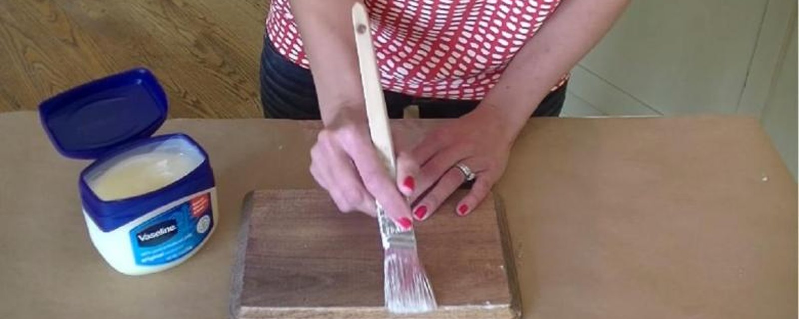 En appliquant de la Vaseline sur du bois, elle réalise une technique de peinture incroyable! 