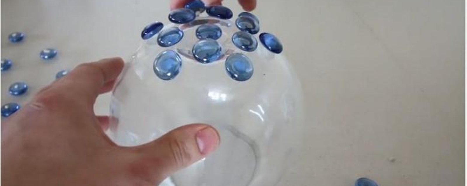 Il colle des galets de verre sur un bocal de verre! Le résultat vous impressionnera!