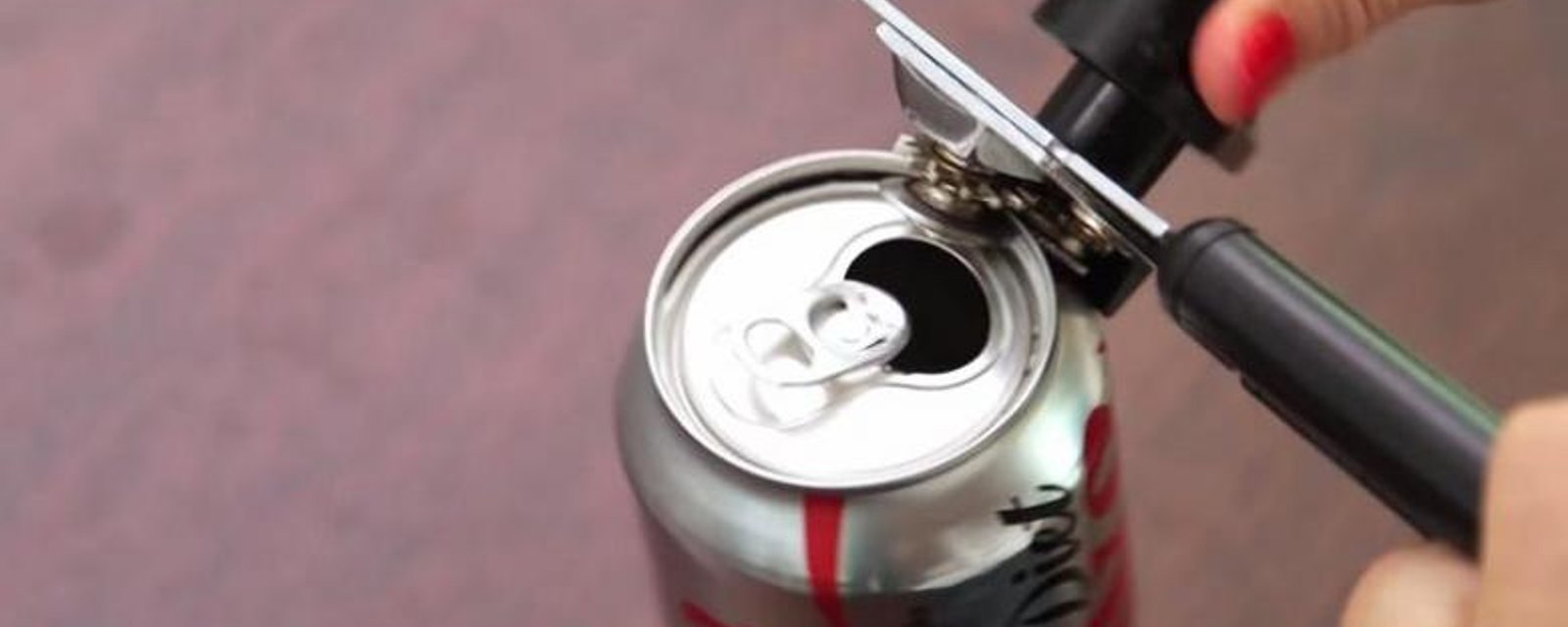 En coupant le dessus d'une canette de cola diète, elle crée quelque chose de mignon et pratique!