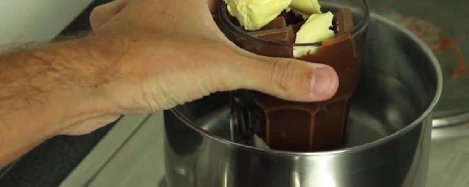 Il fait fondre du chocolat et le mélange à des céréales! Son dessert est à tomber par terre! 