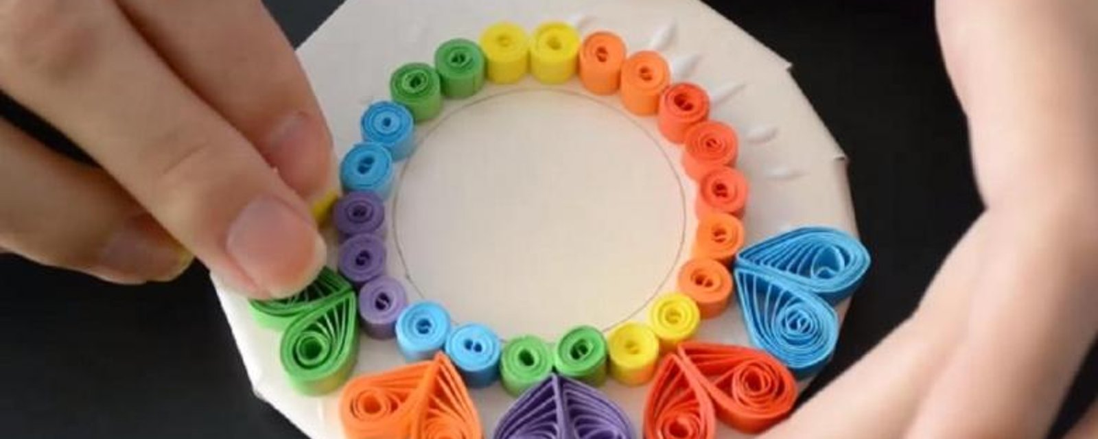 Un magnifique montage de cercles et de coeurs paperolle! Un tutoriel vidéo facile à suivre! 