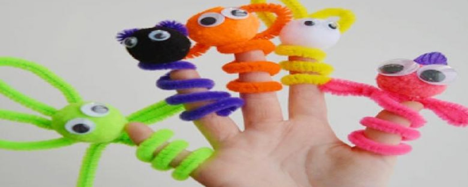 Sortez vos cure-pipes ! On craque pour ces marionnettes à doigts à bricoler en quelques minutes :)