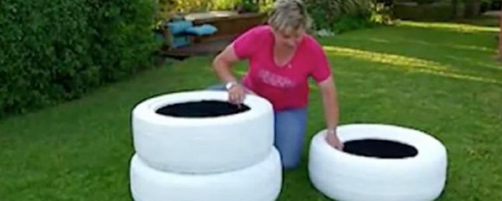 Cette dame peint en blanc 3 pneus! Une fois qu'elle les empile! Vous en voudrez pour votre jardin! 