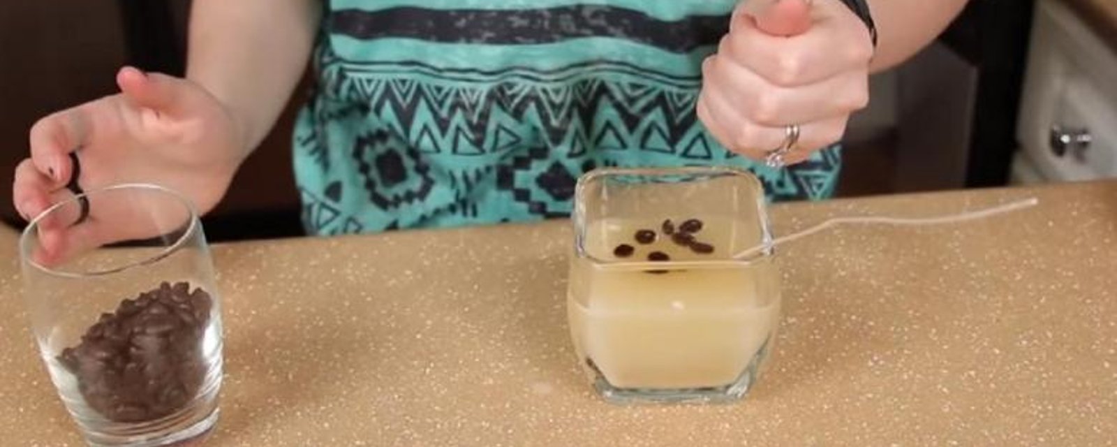 Elle mélange de la vanille et des grains de café à de la cire fondue! Vous voudrez en faire aussi! 