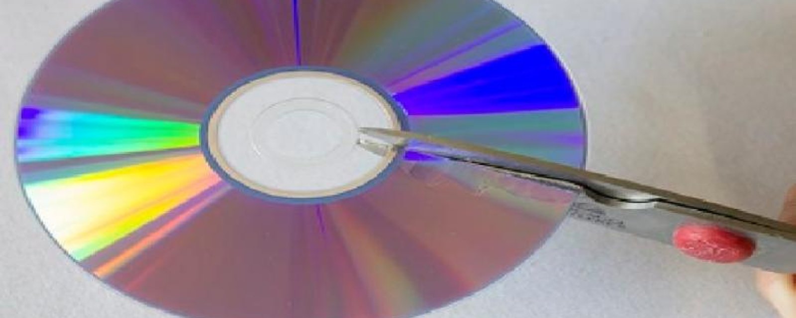 Vous cherchez une façon de rénover votre cuisine pour pas cher? Ce qu'ils ont fait avec de vieux CD est franchement épatant!