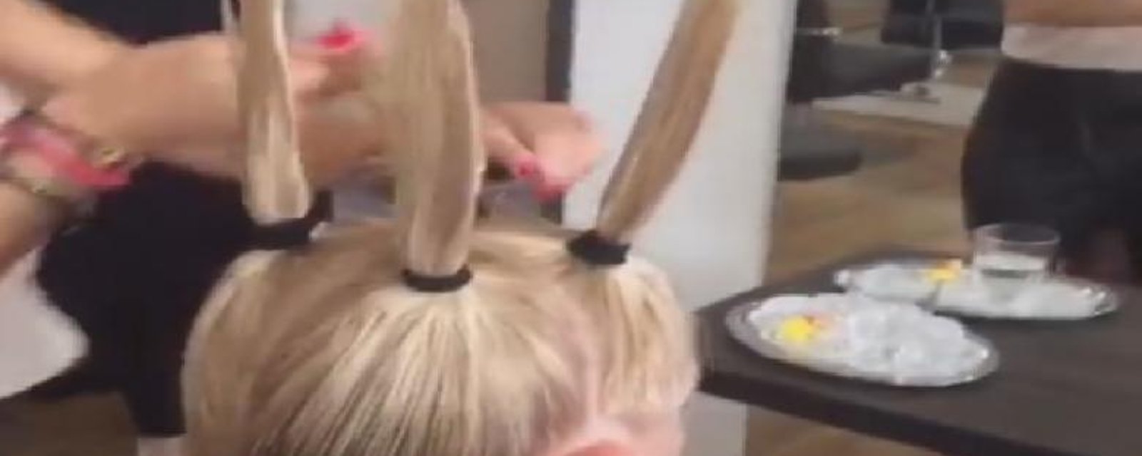 Cette cliente a eu la peur de sa vie quand sa coiffeuse a commencé à lui faire des couettes sur la tête: Après avoir vu le résultat, vous voudrez faire pareil!
