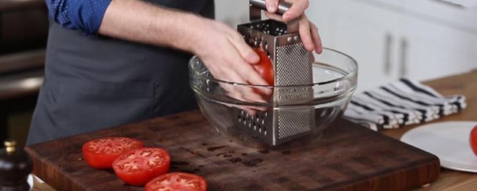 Il râpe des tomates fraîches sur une râpe à fromage! Maintenant, gardez l'oeil sur le bol! 