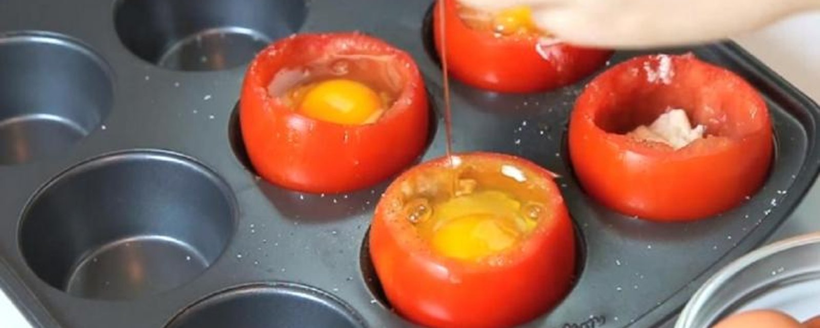 Elle casse des oeufs dans des tomates et ajoute quelques ingrédients! Sa recette est délicieuse! 
