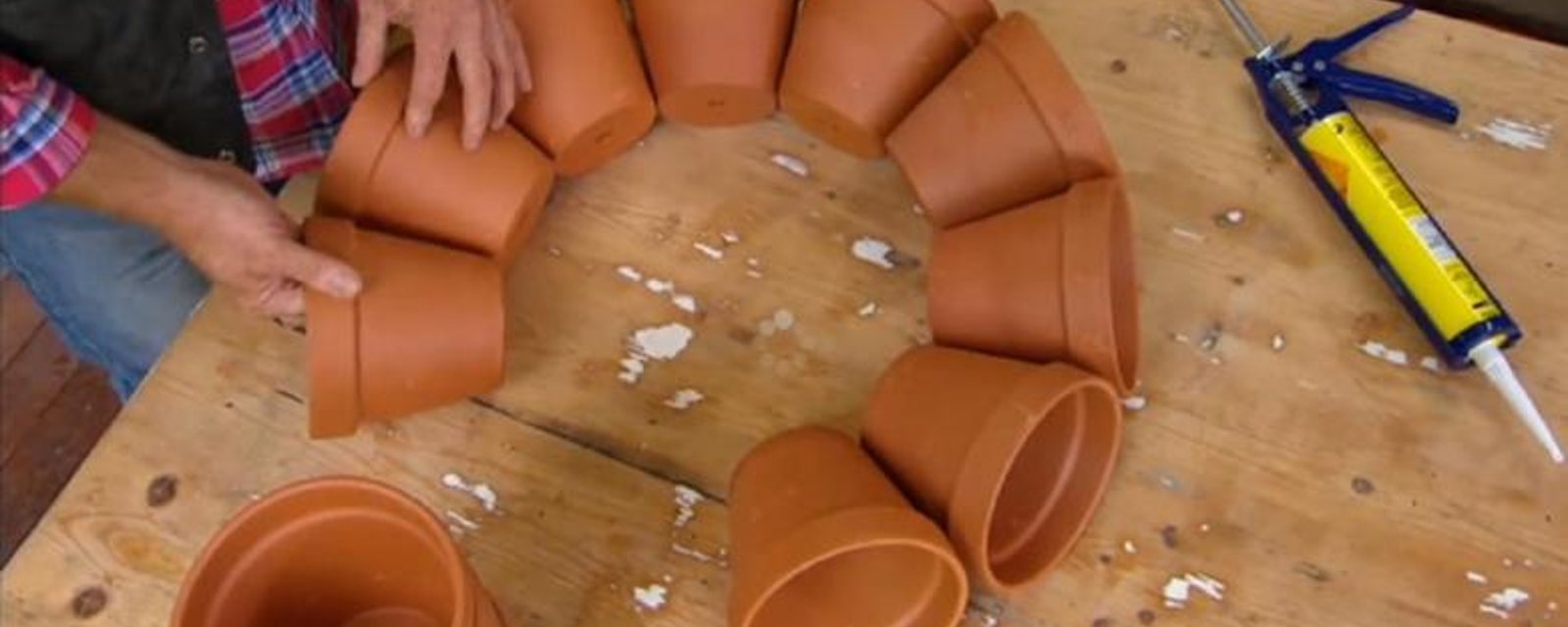 Un jardinier fait de l'art Funky avec des pots en Terracotta! Décorez votre jardin originalement! 