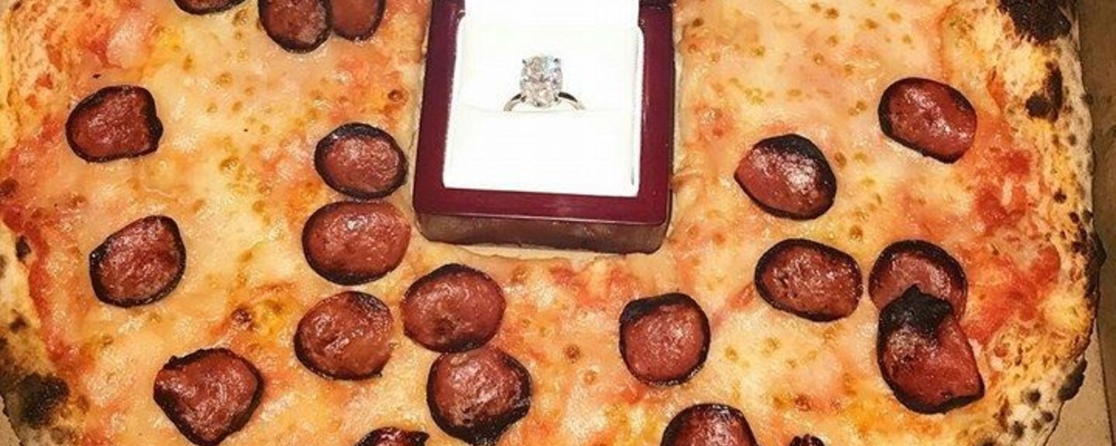 Une superstar de la LNH demande sa blonde en mariage avec une pizza!