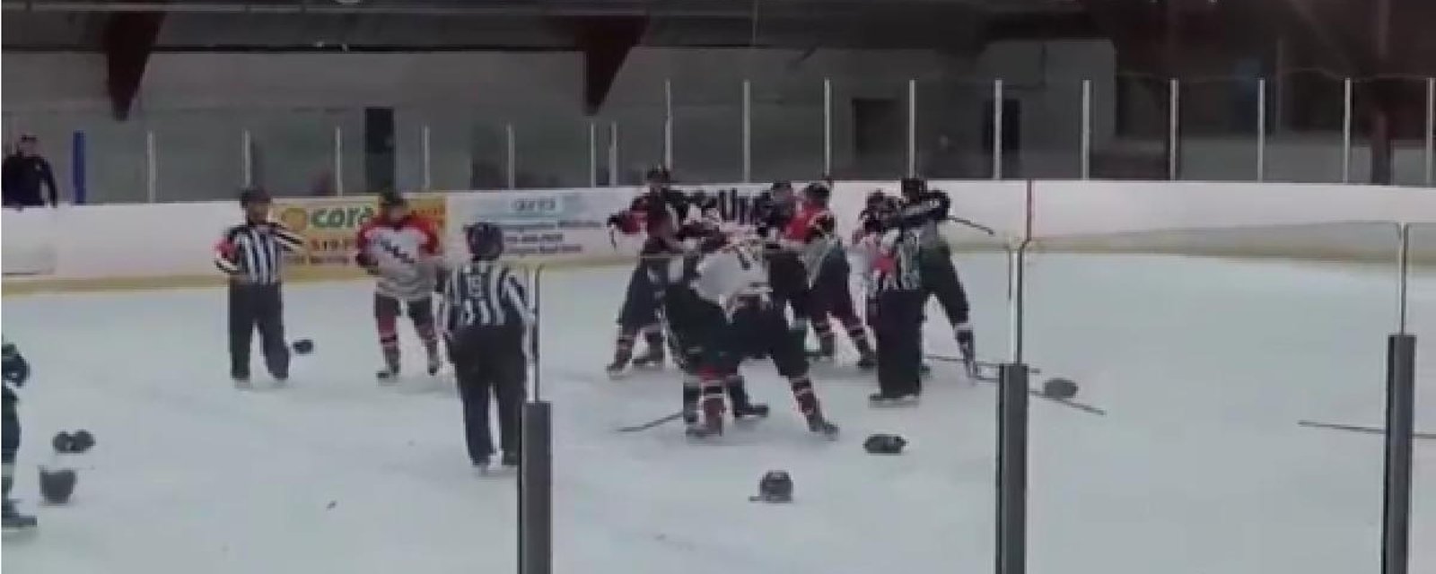 Moment d'une grande violence lors d'un match de hockey!