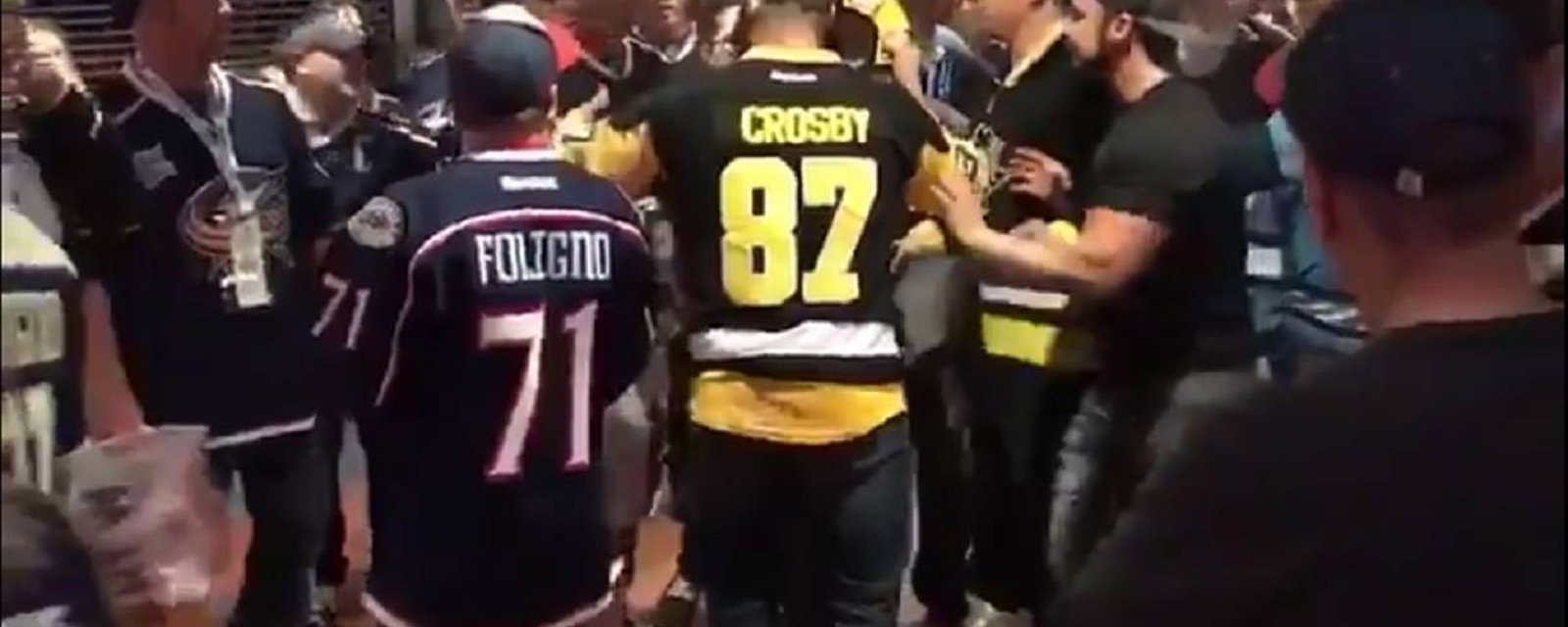 Un partisan des Penguins frappe un fan des Blue Jackets en plein visage.