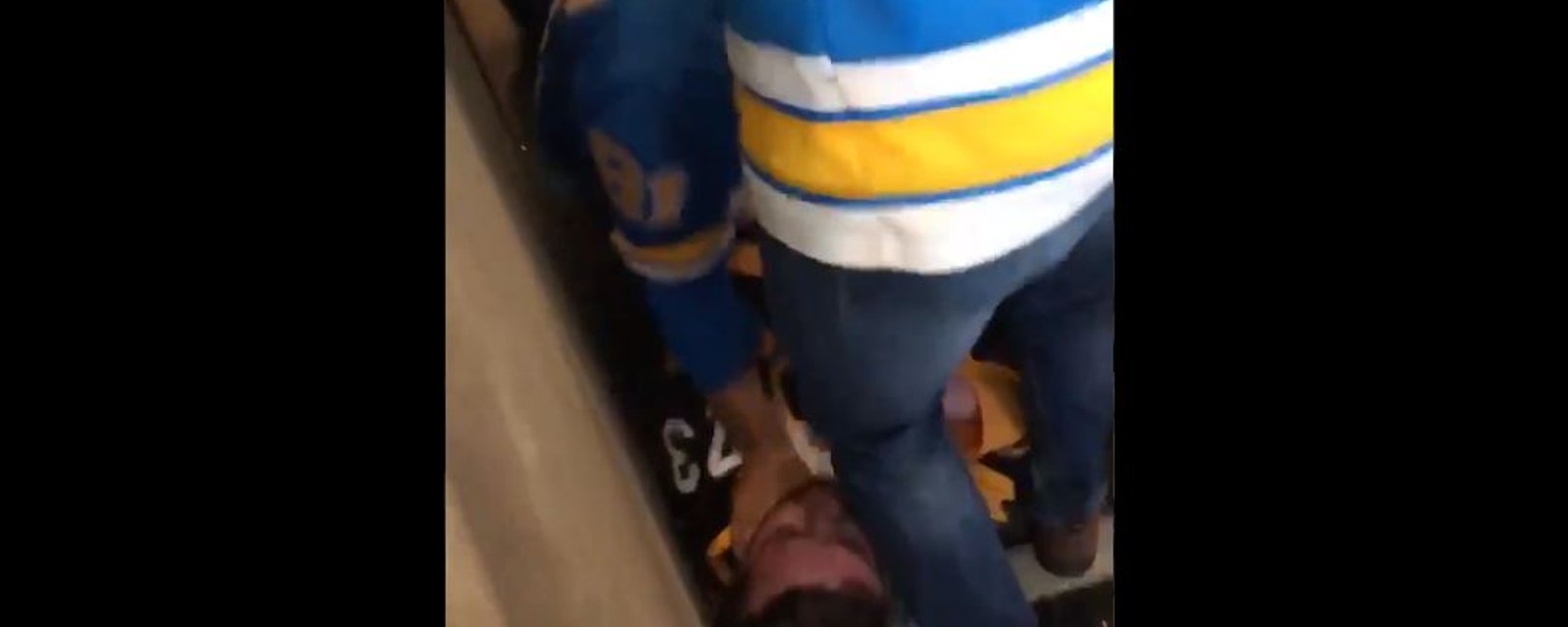 Un fan des Bruins s'est fait étrangler par un fan des Blues hier!