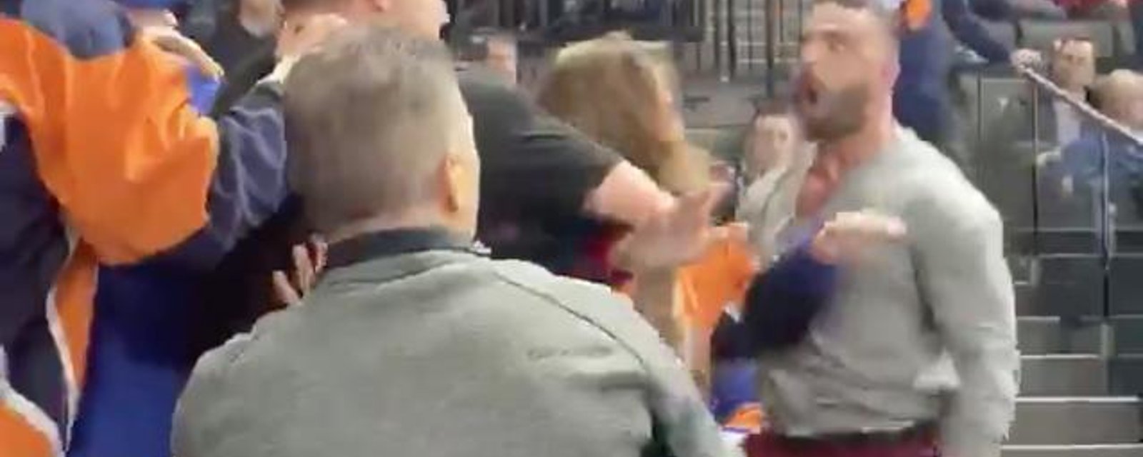 À VOIR | La bagarre éclate entre des partisans au match des Islanders