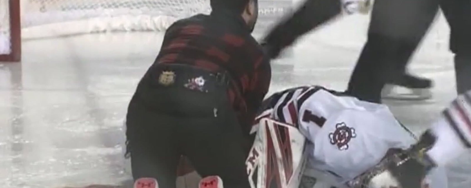 Horrible scène dans la OHL: Un gardien baigne dans son sang suite à une grave coupure
