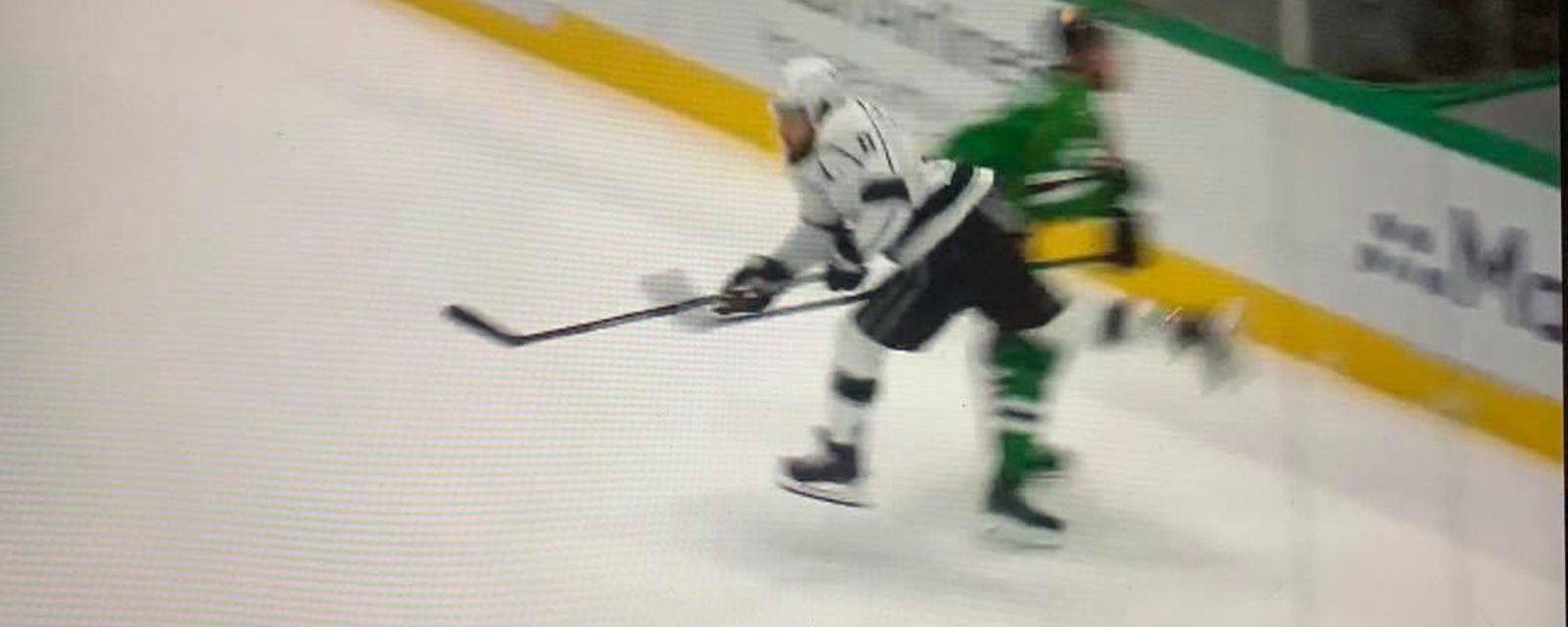 VIDÉO | Drew Doughty escorté de la glace après être entré en collision avec un autre joueur. 
