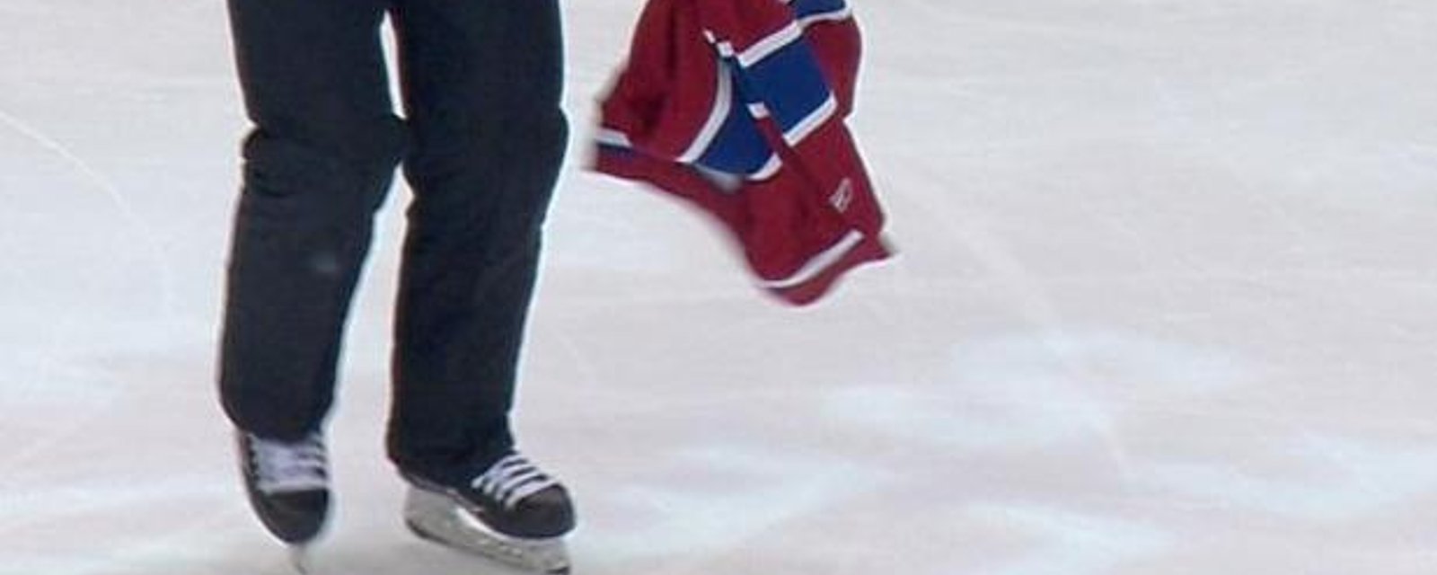 Un spectateur lance son chandail du CH sur la glace du Centre Bell