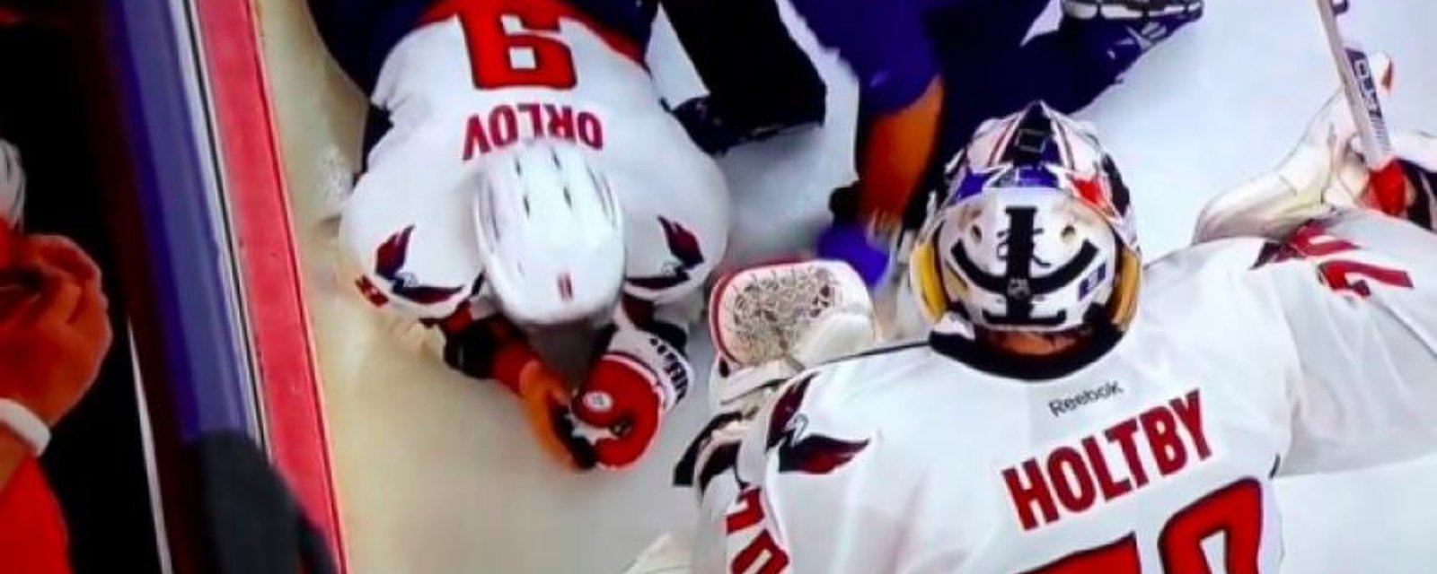 Un fan des Flyers a lancé son bracelet en plein visage de Dmitri Orlov!