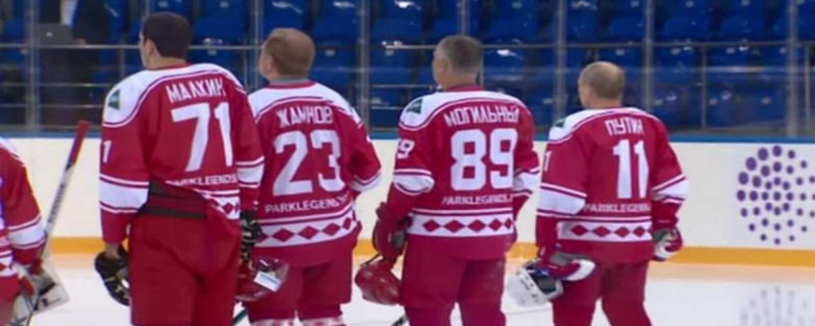 À VOIR: les talents de Vladimir Putin au hockey sont assez... limités