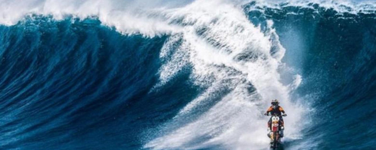 À VOIR: Un cascadeur surf une vague de la façon la plus folle qui soit!