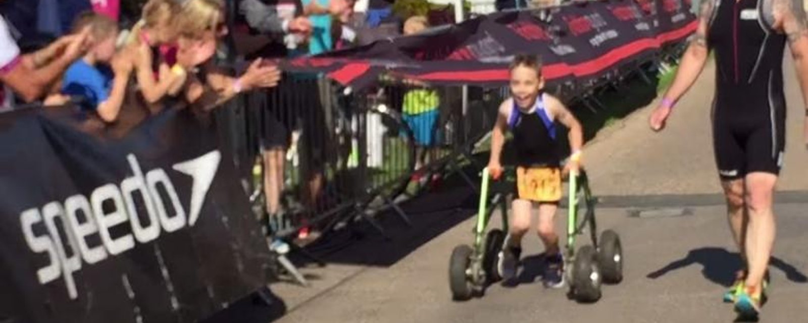 À VOIR: Atteint de paralysie cérébrale, ce jeune de huit ans termine un triathlon!