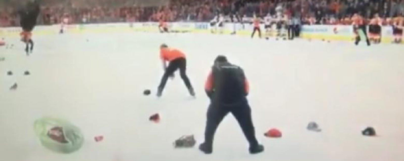 Les fans des Flyers lancent vraiment n'importe quoi sur la glace!