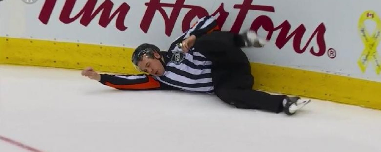 Un arbitre s'effondre sur la patinoire après une commotion!